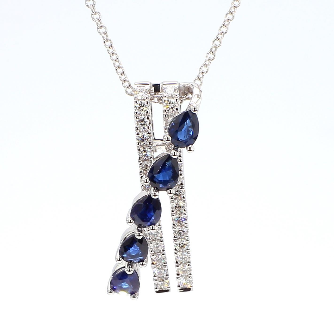 Contemporain Pendentif en or de 1.33 carat poids total, avec saphir bleu naturel en poire et diamant blanc en vente