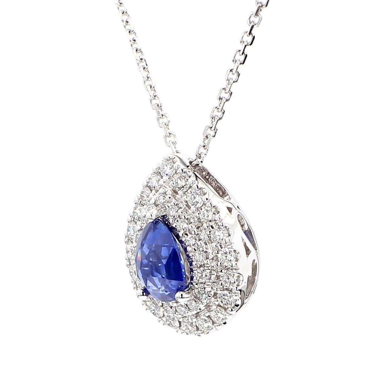 Le magnifique pendentif en saphir de Raregemworld. Monté dans une belle monture en or blanc 18 carats avec un saphir bleu naturel en forme de poire. Le saphir est entouré d'une mêlée de diamants blancs ronds naturels. Ce pendentif est garanti pour