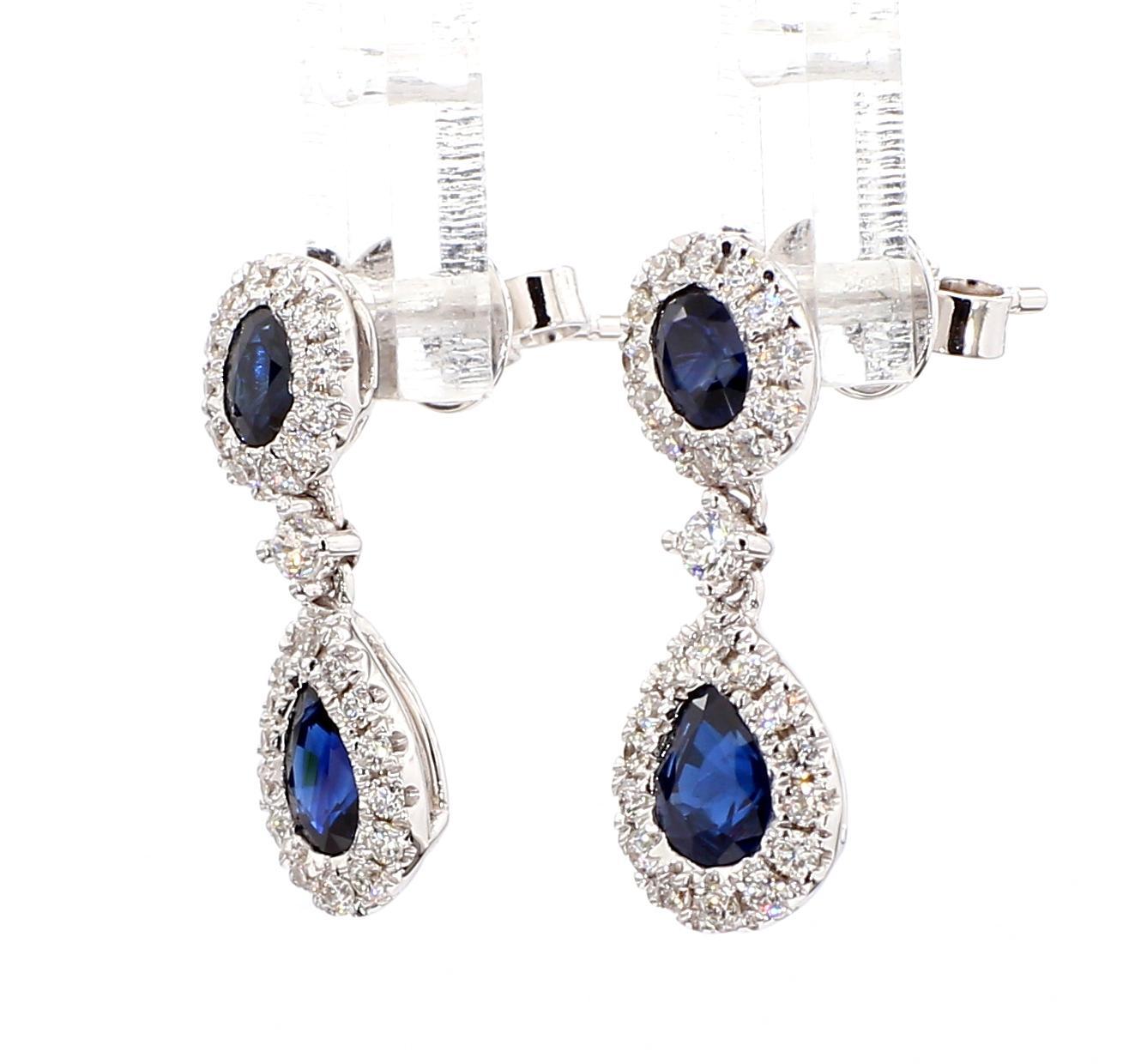 Gli intriganti orecchini con zaffiro di RareGemworld. Montato in una splendida montatura in oro bianco 18 carati con zaffiri blu naturali taglio pera e zaffiri blu naturali taglio ovale. Gli zaffiri sono circondati da un diamante bianco rotondo