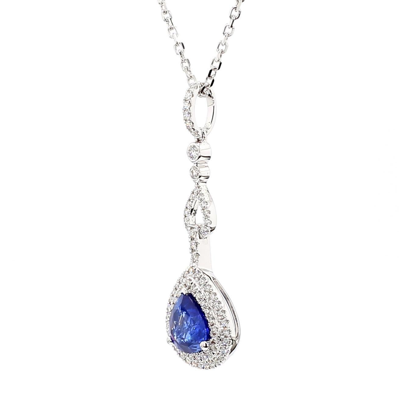 Il bellissimo ciondolo con zaffiro di RareGemworld. Montato in una splendida montatura in oro bianco 18 carati con uno zaffiro blu naturale taglio pera. Lo zaffiro è circondato da un diamante bianco rotondo naturale. Questo ciondolo è destinato a