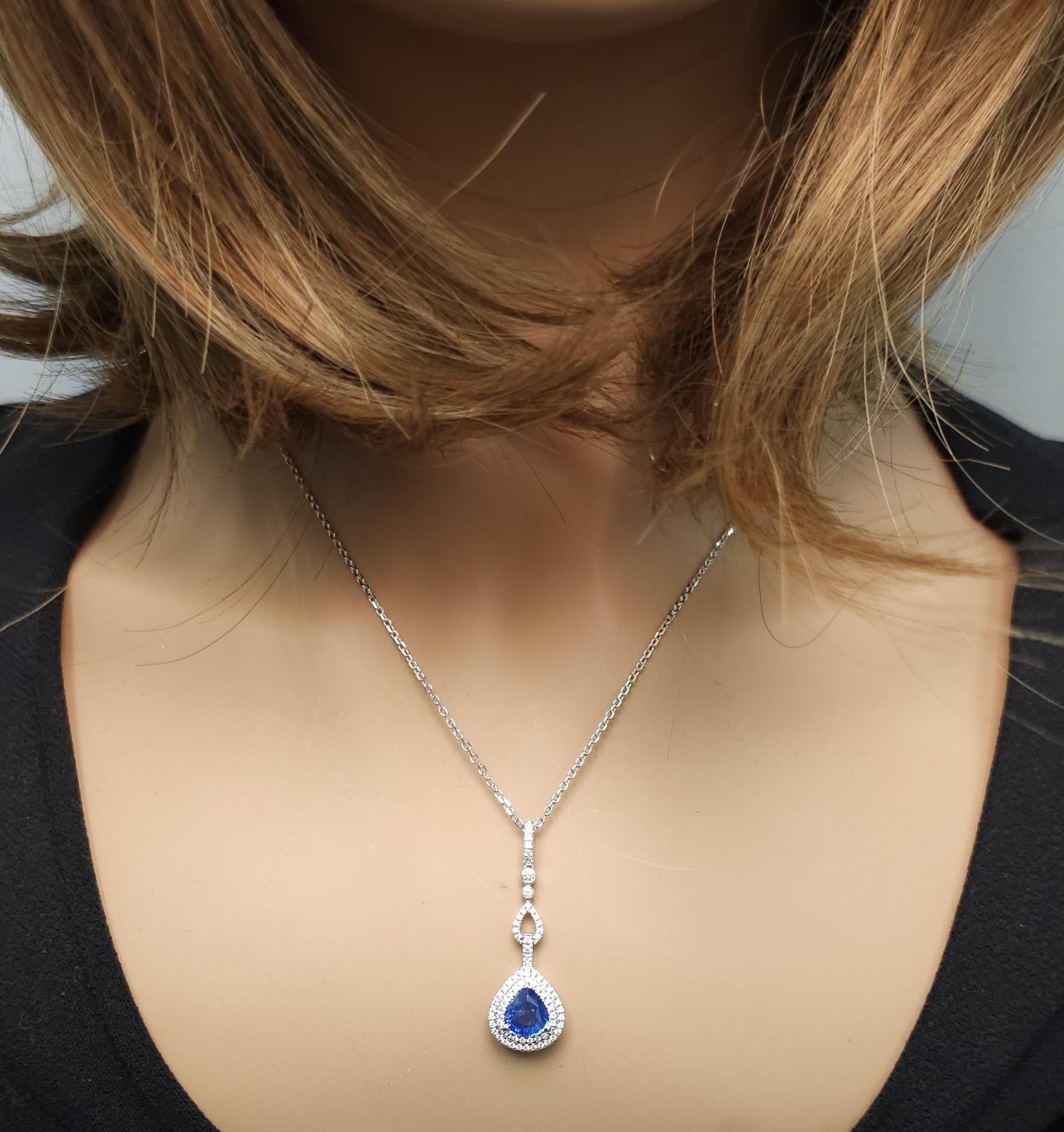 Ciondolo a goccia in oro con zaffiro blu perlato naturale e diamante bianco da 1.79 carati TW In condizioni Nuovo in vendita a New York, NY