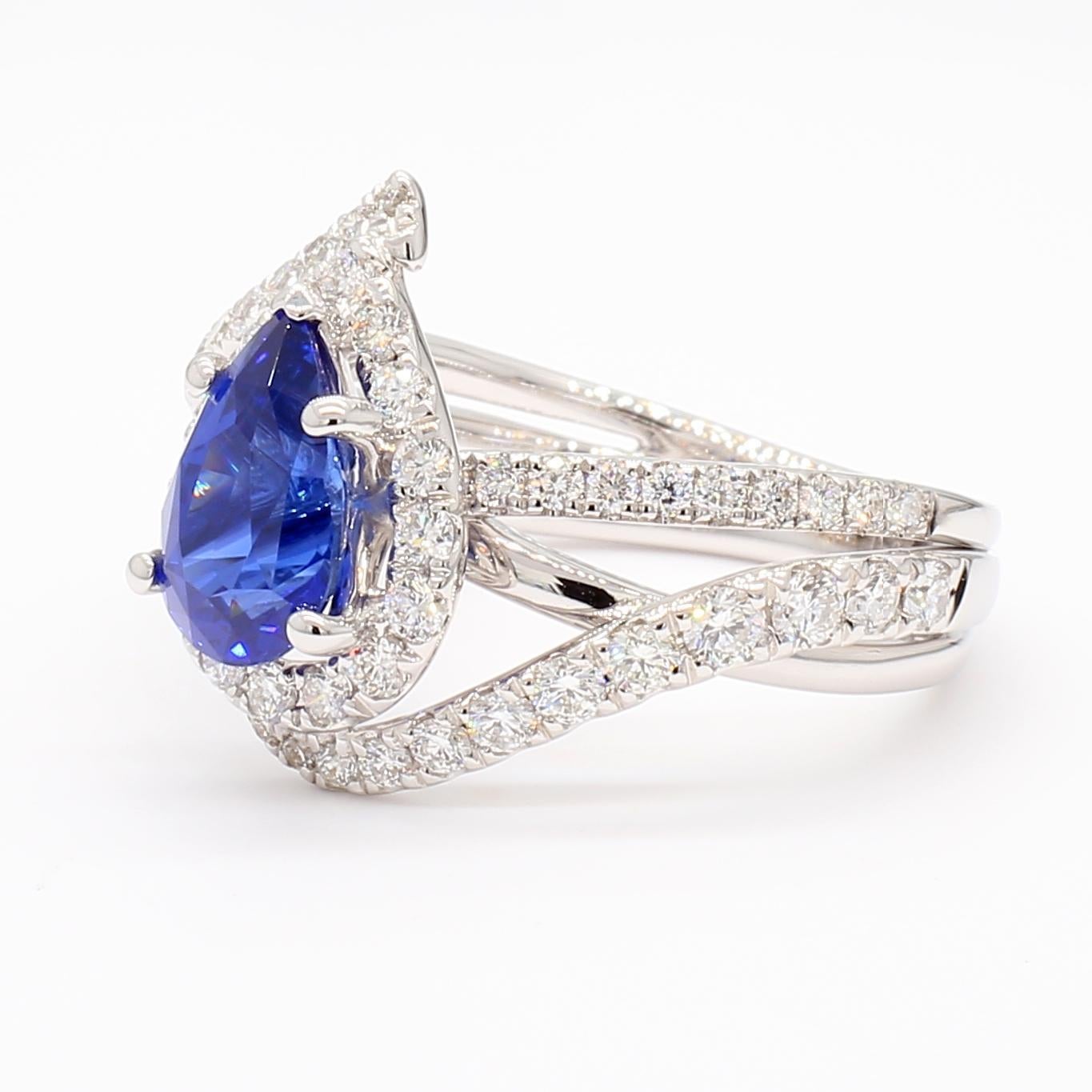 Der klassische Saphirring von RareGemWorld. Montiert in einer schönen Fassung aus 18 Karat Weißgold mit einem natürlichen blauen Saphir im Birnenschliff. Der Saphir ist von einem runden weißen Naturdiamanten umgeben. Dieser Ring wird Sie garantiert