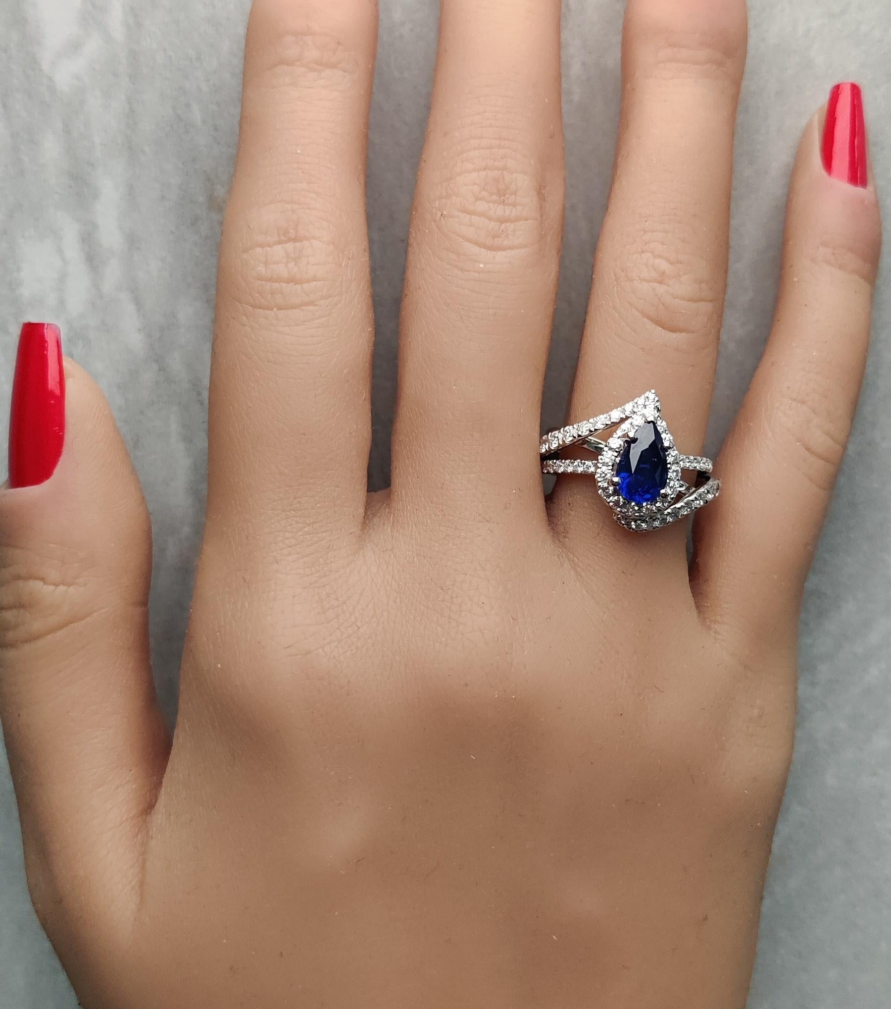 Natürlicher blauer birnenförmiger Saphir und weißer Diamant 2.76 Karat TW Gold Cocktail-Ring im Zustand „Neu“ im Angebot in New York, NY