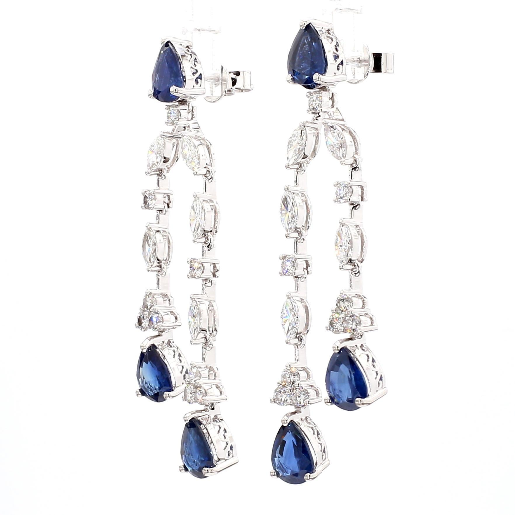 Les magnifiques boucles d'oreilles en saphir de Raregemworld. Monté dans une belle monture en or blanc 18 carats avec des saphirs bleus naturels taillés en poire. Les saphirs sont entourés d'une mêlée de diamants blancs ronds naturels et de diamants