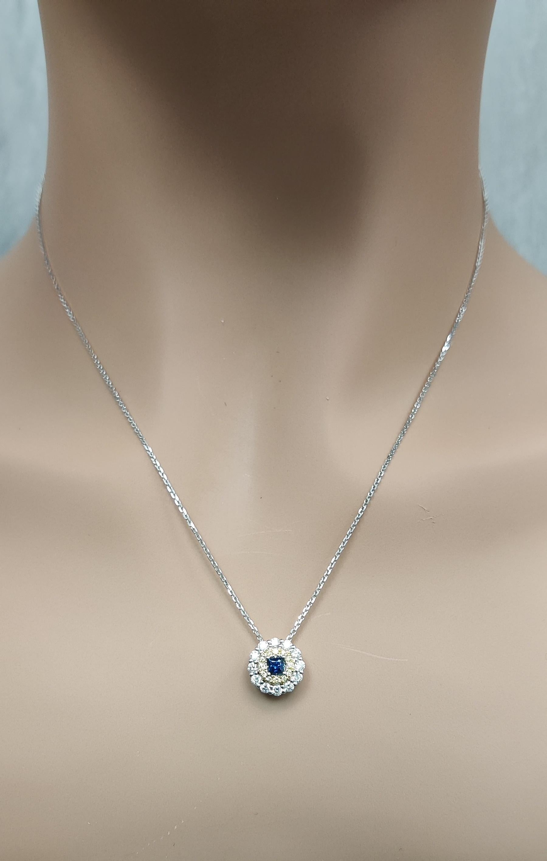 Le magnifique pendentif en saphir de Raregemworld. Montée dans une magnifique monture en or jaune et blanc 18 carats avec un saphir bleu naturel de taille princesse. Le saphir est entouré d'une mêlée de diamants blancs ronds naturels et d'une mêlée