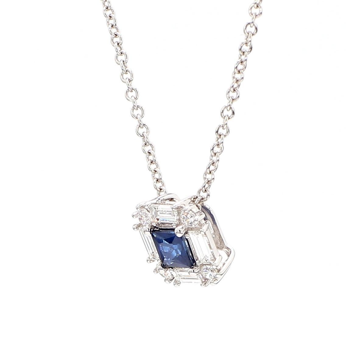 Il bellissimo ciondolo con zaffiro di RareGemworld. Montato in una splendida montatura in oro bianco 18 carati con uno zaffiro blu naturale taglio principessa. Lo zaffiro è circondato da diamanti bianchi tondi naturali e da diamanti bianchi naturali