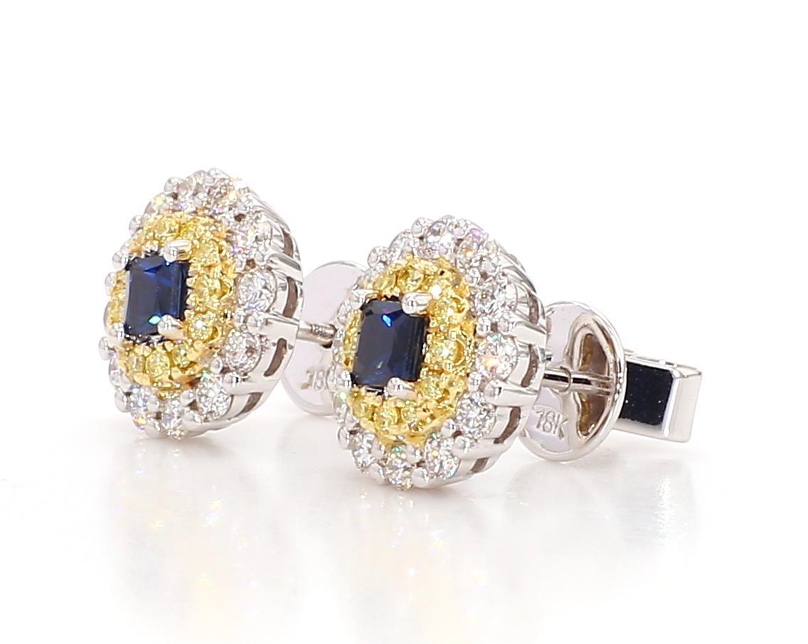 Les boucles d'oreilles classiques en saphir de Raregemworld. Monté dans une belle monture en or jaune et blanc 18 carats avec des saphirs bleus naturels de taille princesse. Les saphirs sont entourés d'une mêlée de diamants blancs ronds naturels et