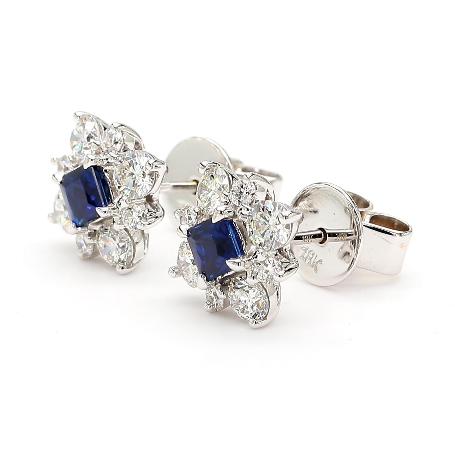 I bellissimi orecchini con zaffiro di RareGemworld. Montato in una splendida montatura in oro bianco 18 carati con zaffiri blu naturali a taglio principessa, completati da una serie di diamanti bianchi naturali rotondi. Questi orecchini sono