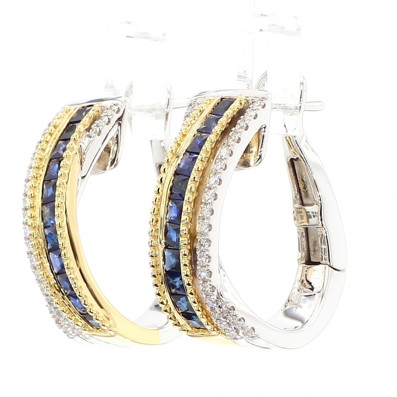 Les boucles d'oreilles classiques en saphir de Raregemworld. Monté dans une belle monture en or jaune et blanc 18 carats avec des saphirs bleus naturels de taille princesse complétés par une mêlée de diamants blancs ronds naturels. Ces boucles