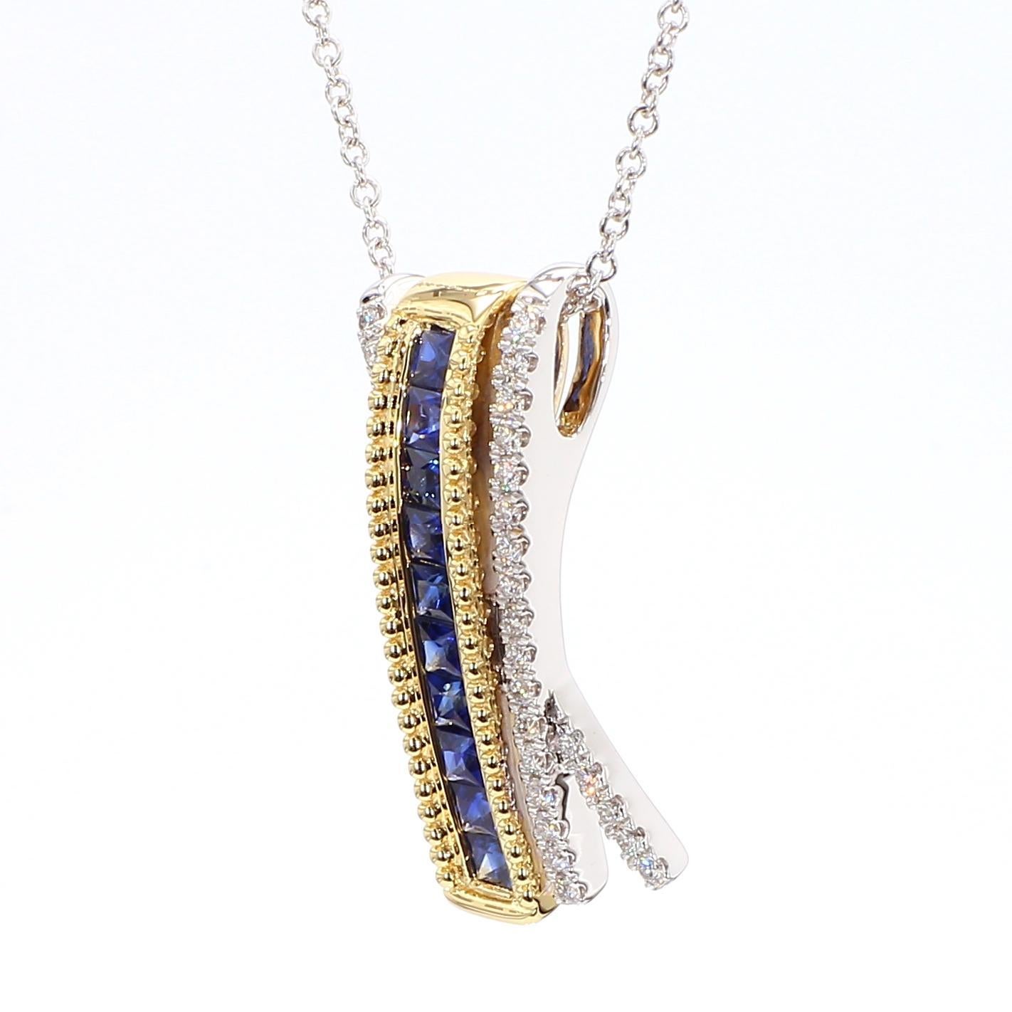 Le pendentif classique en saphir de Raregemworld. Monté dans une belle monture en or jaune et blanc 18 carats avec des saphirs bleus naturels de taille princesse complétés par une mêlée de diamants blancs ronds naturels. Ce pendentif est garanti