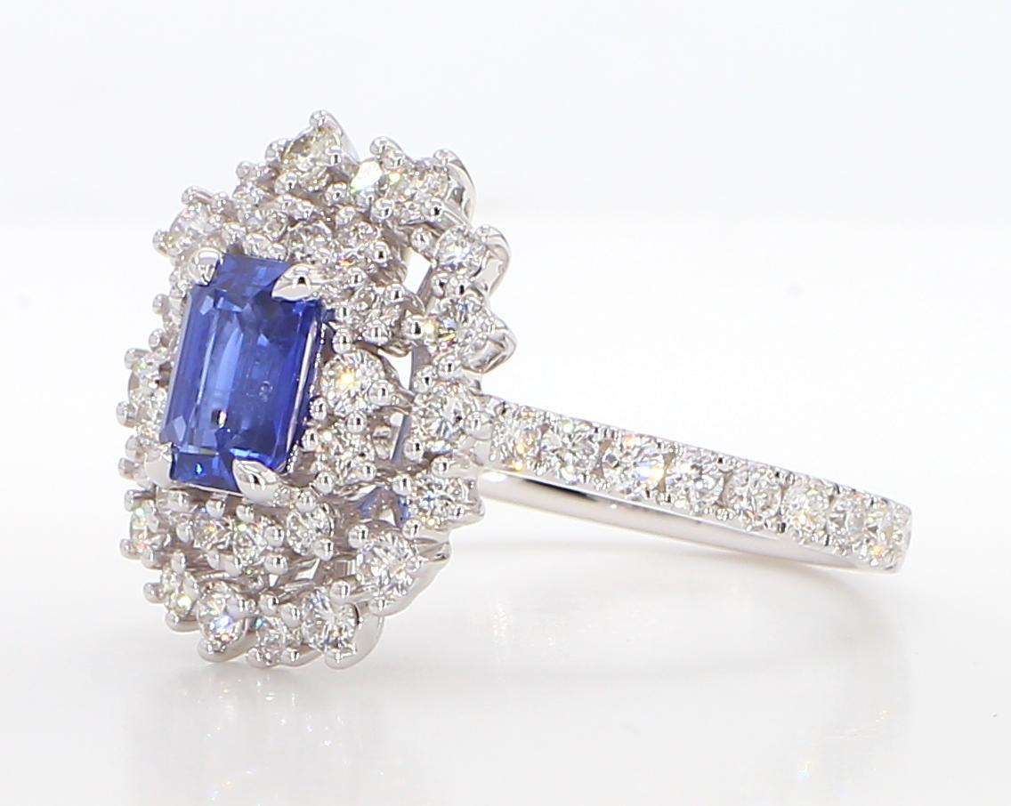 Der schöne Saphirring von RareGemWorld. Montiert in einer schönen Fassung aus 18 Karat Weißgold mit einem blauen Saphir im natürlichen Strahlenschliff. Der Saphir ist von einem runden weißen Naturdiamanten umgeben. Dieser Ring wird Sie garantiert