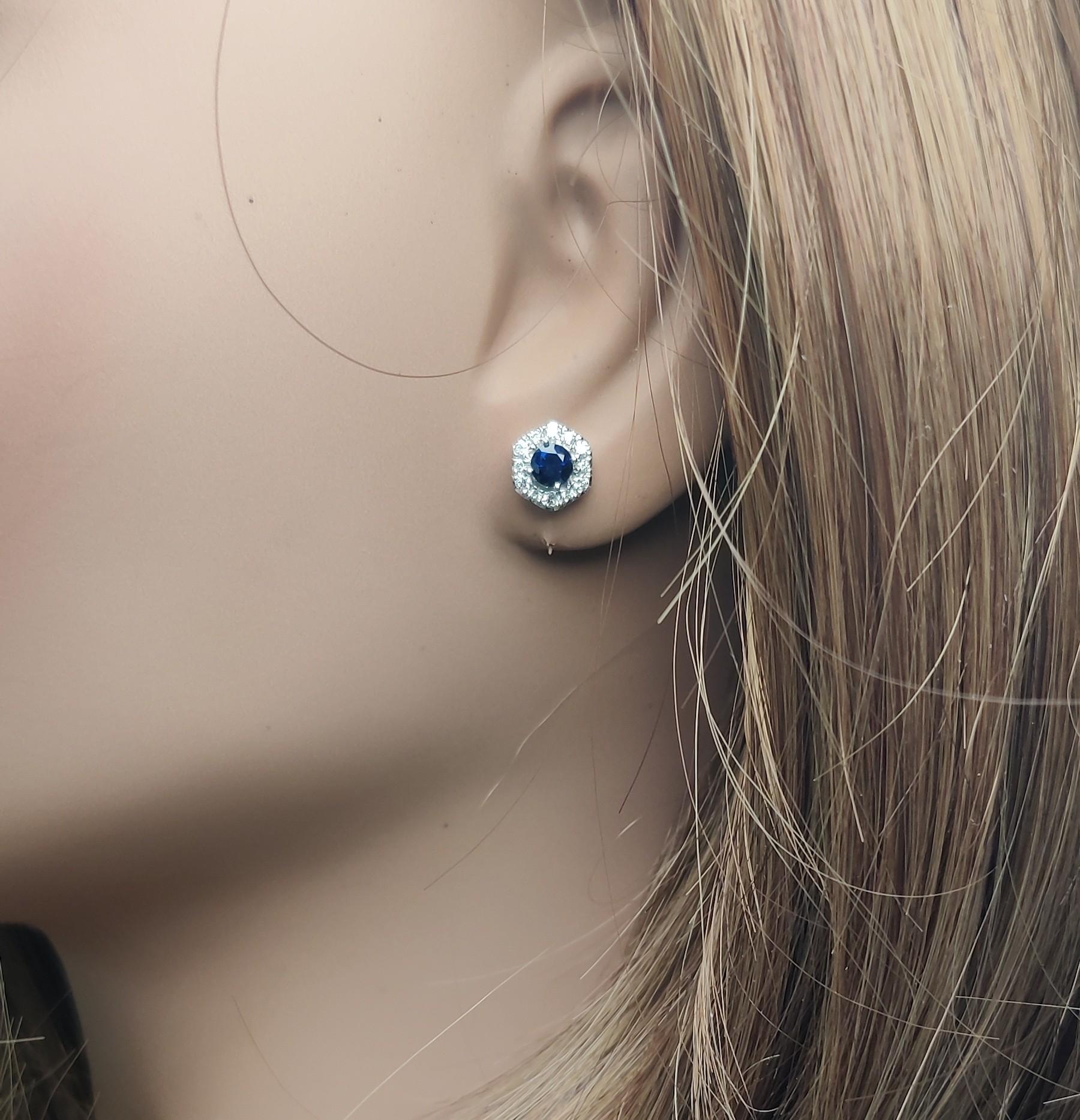 Orecchini con zaffiro rotondo blu naturale e diamante da 0.93 carati TW in oro In condizioni Nuovo in vendita a New York, NY
