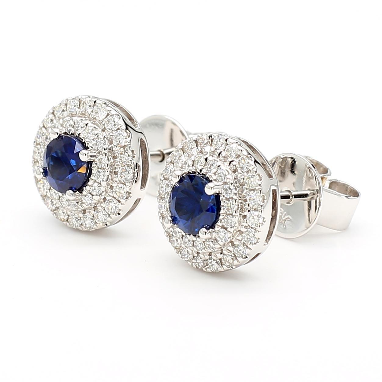 I bellissimi orecchini con zaffiro di RareGemworld. Montato in una splendida montatura in oro bianco 18 carati con zaffiri blu naturali a taglio rotondo, completati da una serie di diamanti bianchi naturali a taglio rotondo. Questi orecchini sono
