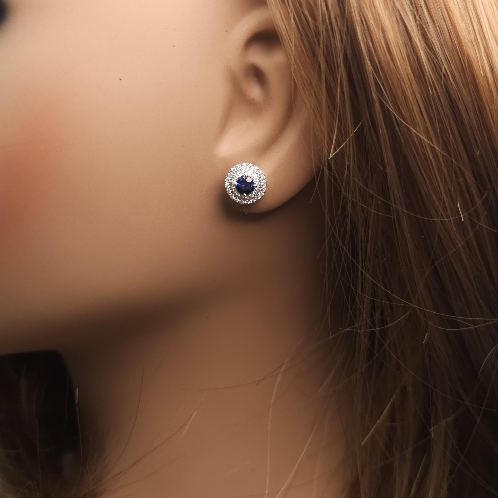 Orecchini con zaffiro rotondo blu naturale e diamante da 1.05 carati TW in oro In condizioni Nuovo in vendita a New York, NY