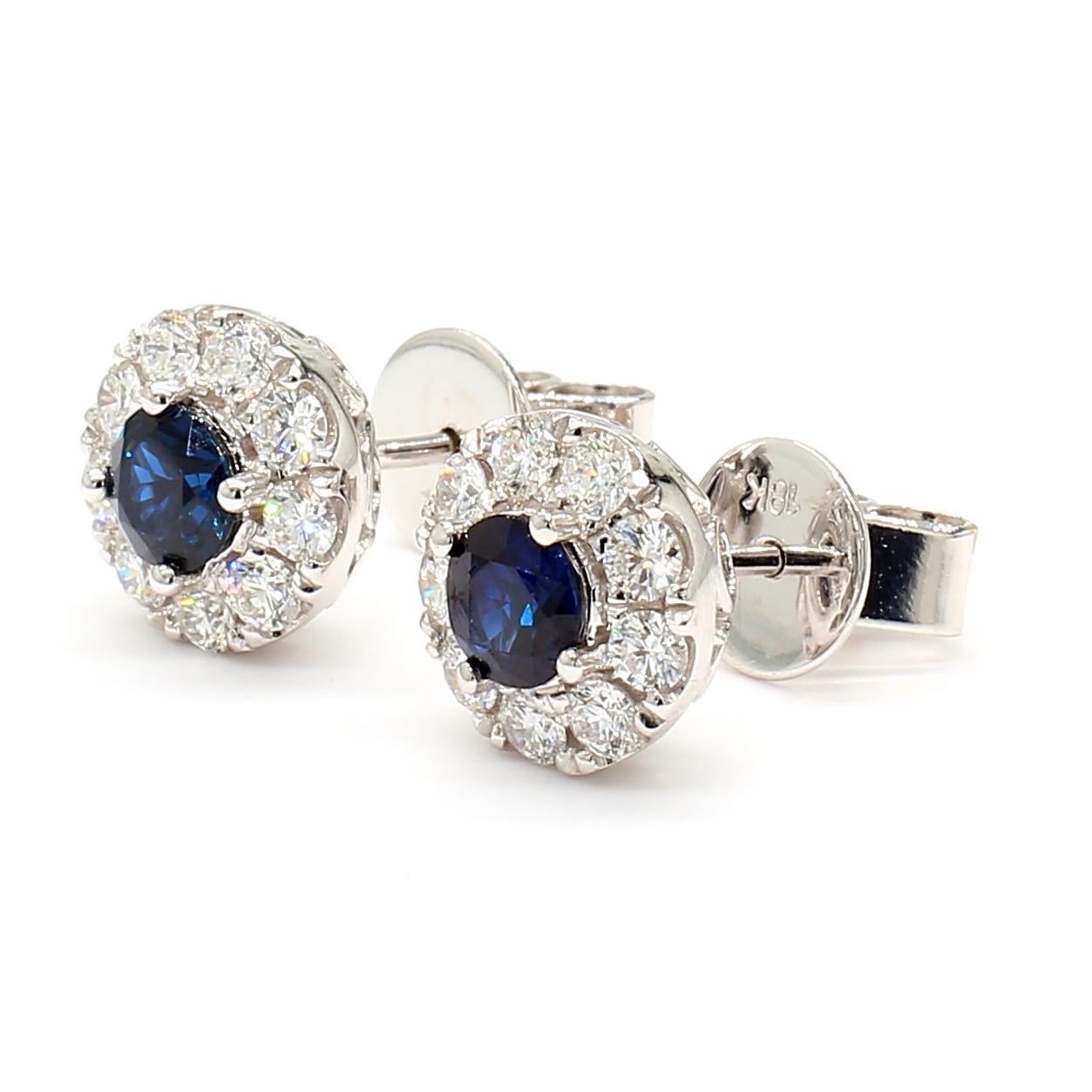 Les magnifiques boucles d'oreilles en saphir de Raregemworld. Monté dans une belle monture en or blanc 18K avec des saphirs bleus de taille ronde naturelle complétés par une mêlée de diamants blancs de taille ronde naturelle. Ces boucles d'oreilles