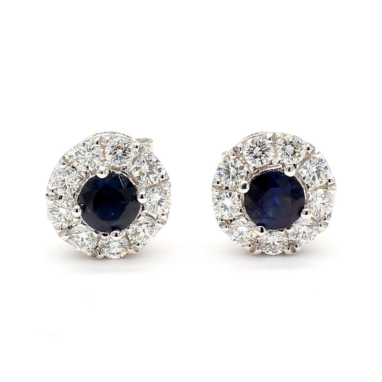 Contemporain Clous d'oreilles en or de 1.36 carat avec saphirs ronds bleus naturels et diamants en vente