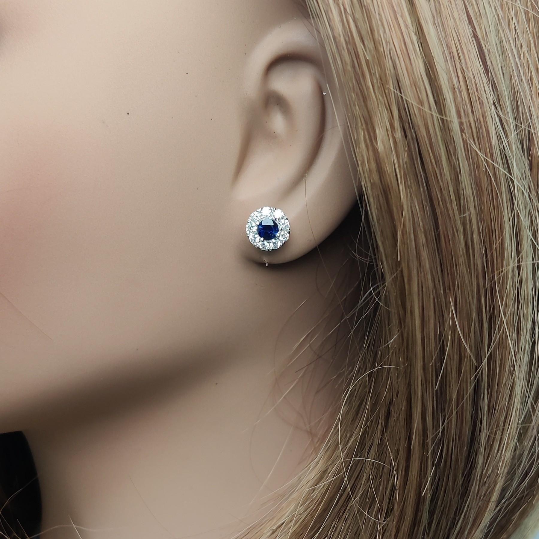 Clous d'oreilles en or de 1.36 carat avec saphirs ronds bleus naturels et diamants Neuf - En vente à New York, NY