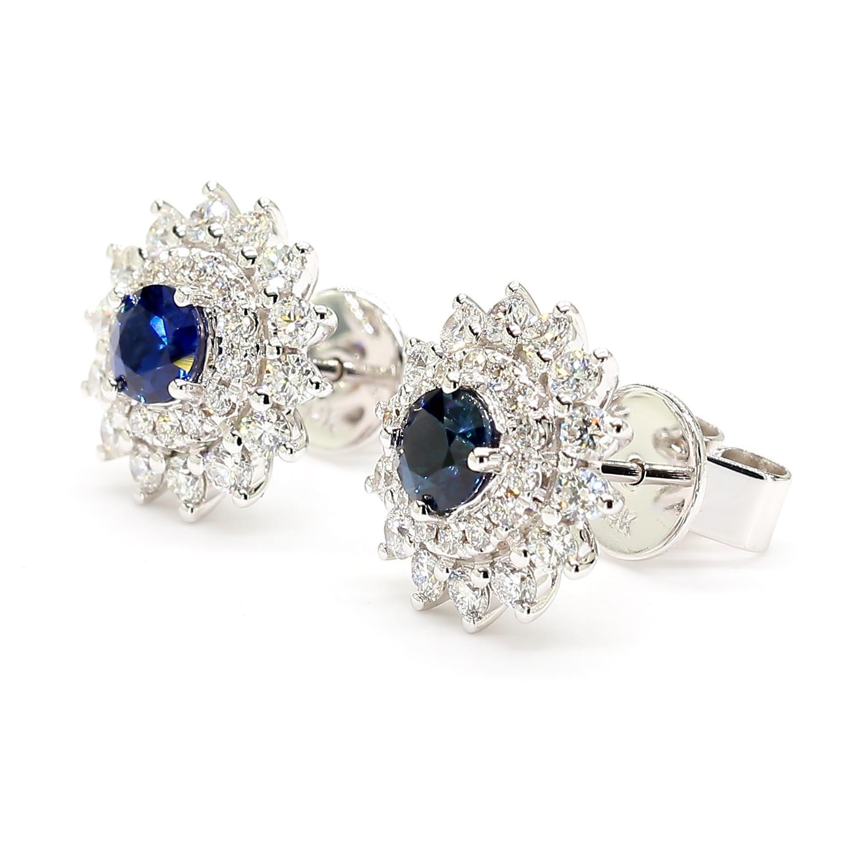 Die schönen Saphir-Ohrringe von RareGemWorld. Montiert in einer schönen 18K Weißgold-Fassung mit natürlichen runden geschliffenen blauen Saphiren, ergänzt durch natürliche runde weiße Diamanten Nahkampf. Diese Ohrringe werden Sie garantiert