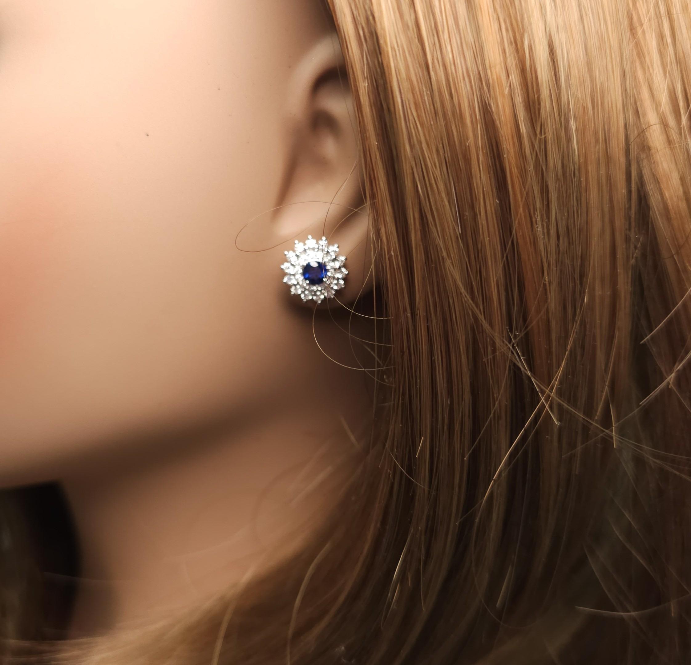 Natürlicher blauer runder Saphir und Diamant 1.42 Karat TW Gold Ohrstecker im Zustand „Neu“ im Angebot in New York, NY