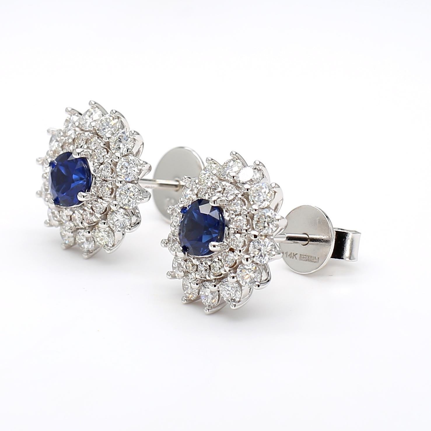 I bellissimi orecchini con zaffiro di RareGemworld. Montato in una splendida montatura in oro bianco 18 carati con zaffiri blu naturali a taglio rotondo, completati da una serie di diamanti bianchi naturali a taglio rotondo. Questi orecchini sono