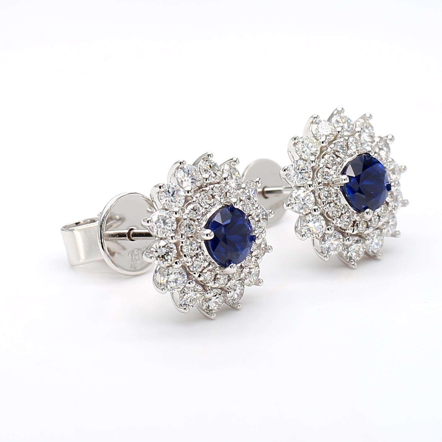 Taglio rotondo Orecchini con zaffiro rotondo blu naturale e diamante da 1.46 carati TW in oro in vendita