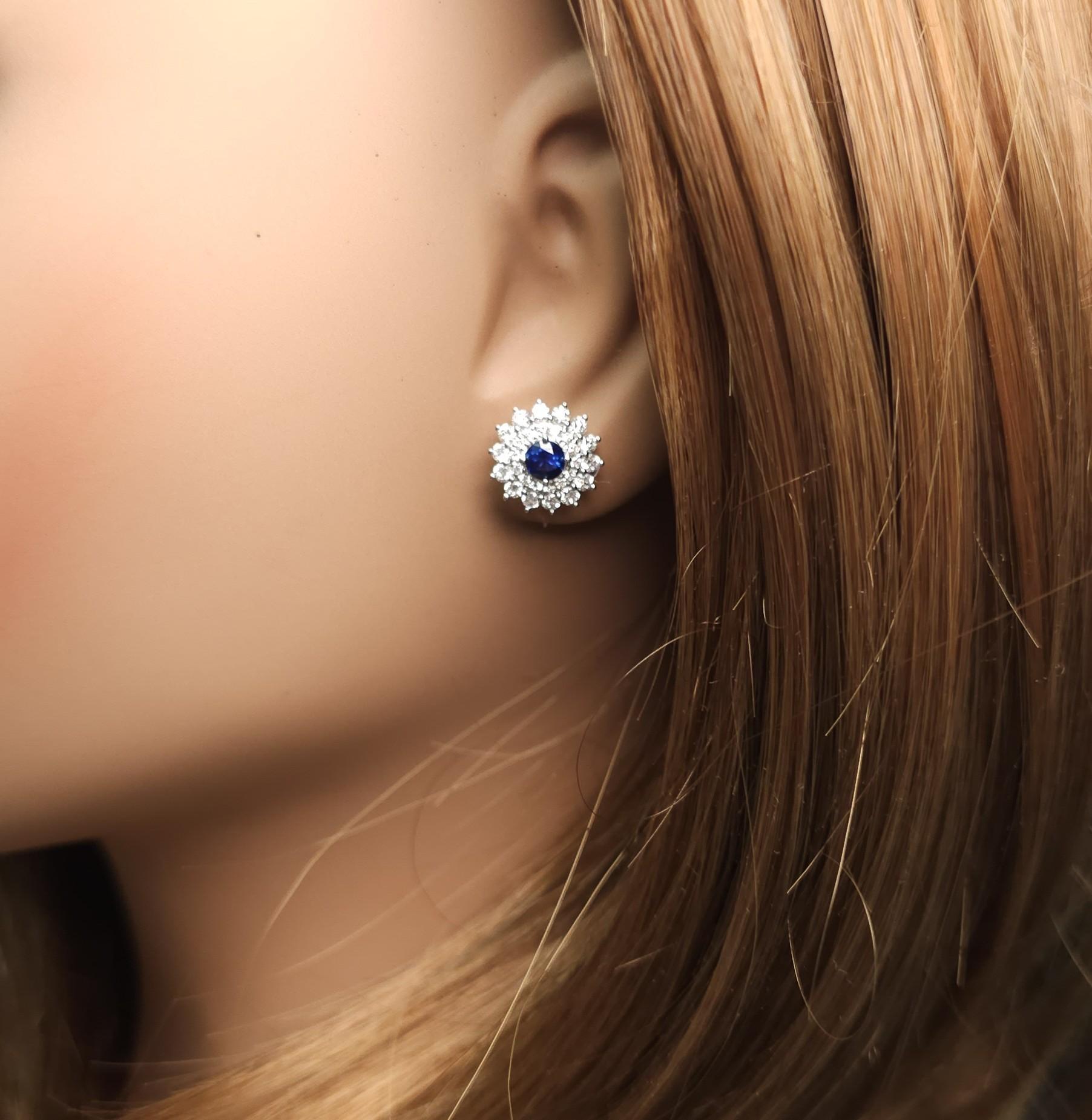 Orecchini con zaffiro rotondo blu naturale e diamante da 1.46 carati TW in oro In condizioni Nuovo in vendita a New York, NY