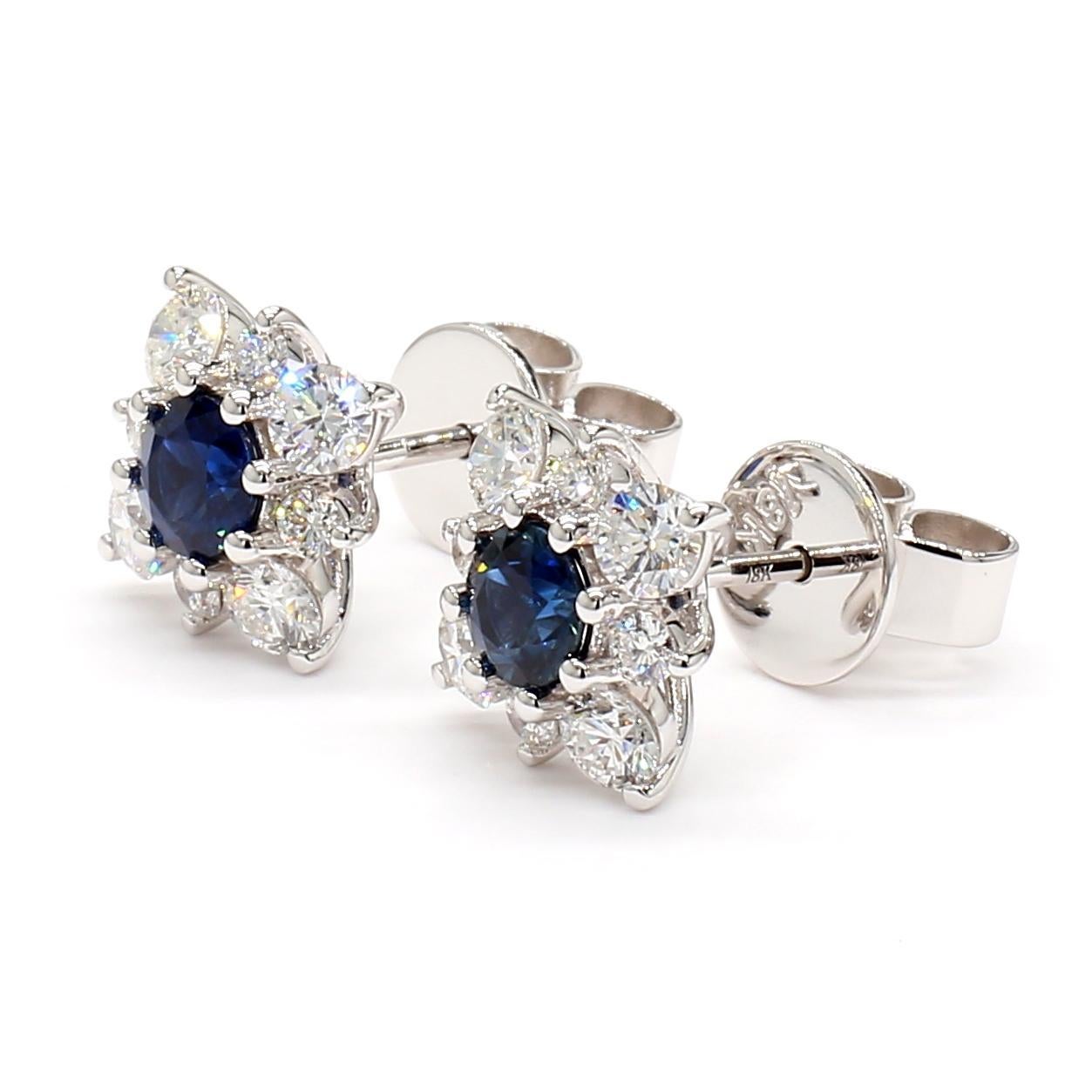 I bellissimi orecchini con zaffiro di RareGemworld. Montato in una splendida montatura in oro bianco 18 carati con zaffiri blu naturali a taglio rotondo, completati da una serie di diamanti bianchi naturali a taglio rotondo. Questi orecchini sono