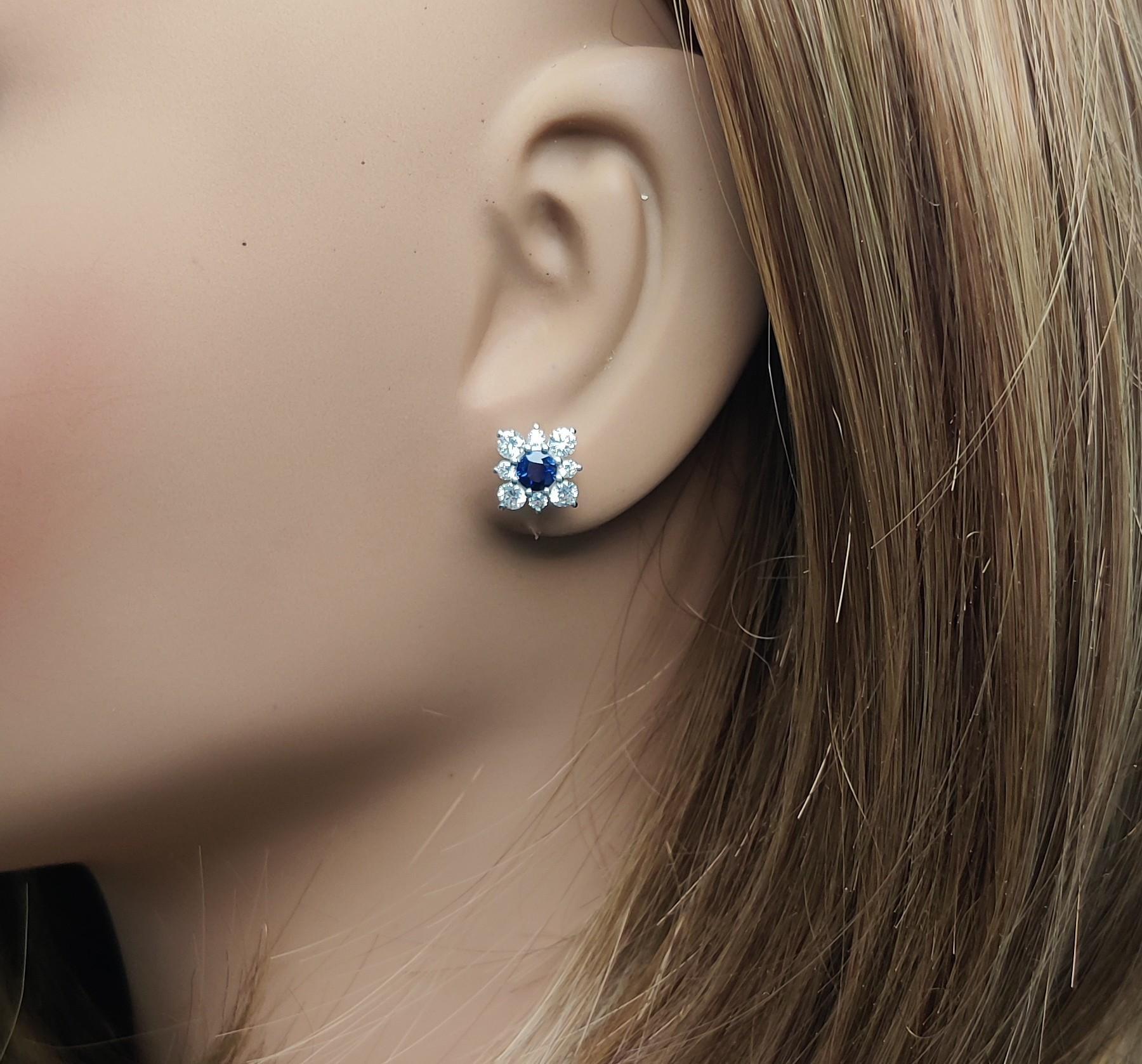 Orecchini con zaffiro rotondo blu naturale e diamante da 1.50 carati TW in oro In condizioni Nuovo in vendita a New York, NY
