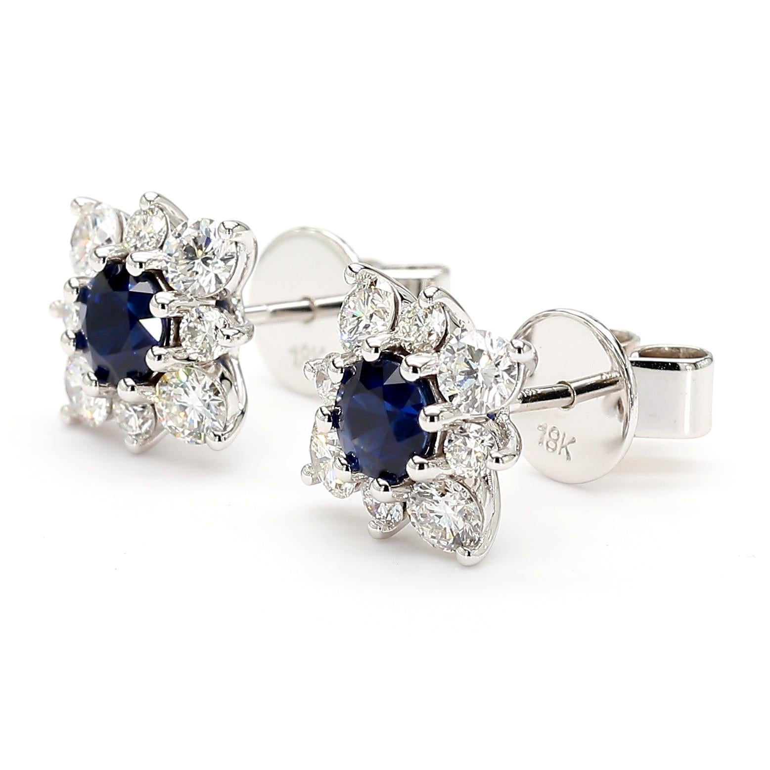Die schönen Saphir-Ohrringe von RareGemWorld. Montiert in einer schönen 18K Weißgold-Fassung mit natürlichen runden geschliffenen blauen Saphiren, ergänzt durch natürliche runde weiße Diamanten Nahkampf. Diese Ohrringe werden Sie garantiert