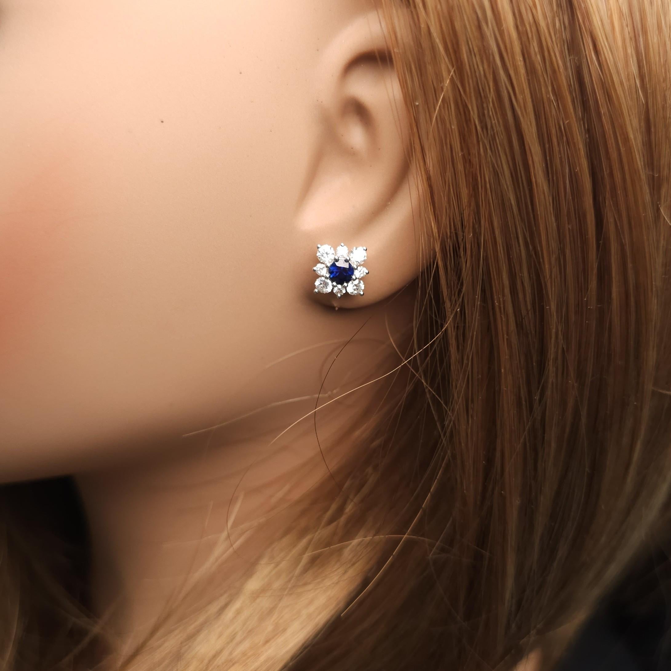 Natürlicher blauer runder Saphir und Diamant 1.51 Karat TW Gold Ohrstecker im Zustand „Neu“ im Angebot in New York, NY
