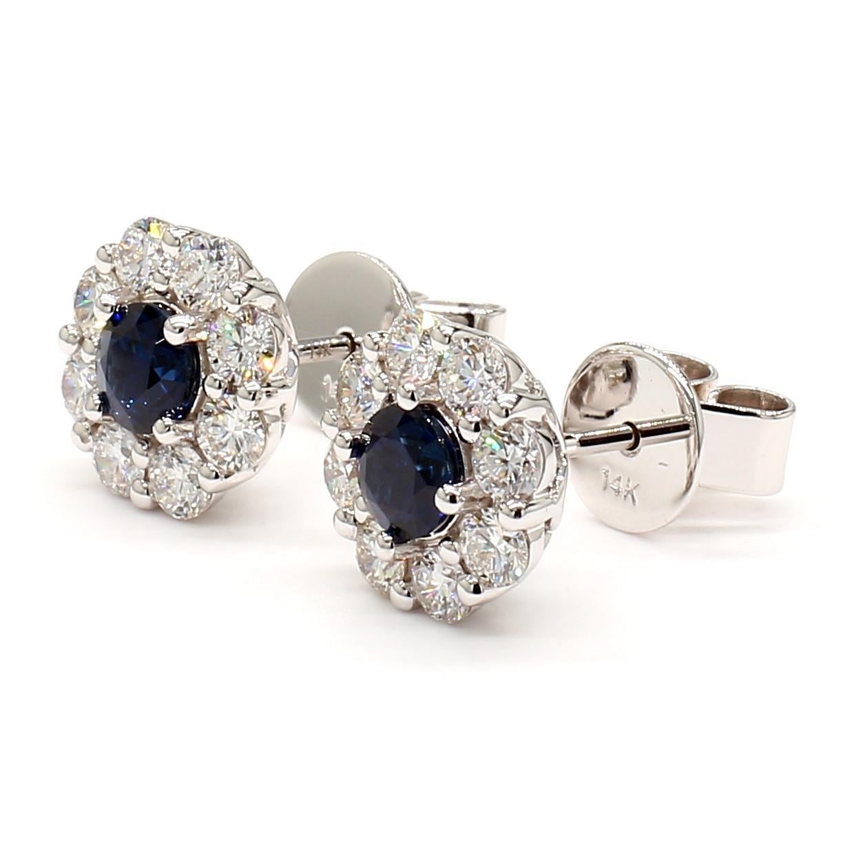 I bellissimi orecchini con zaffiro di RareGemworld. Montato in una splendida montatura in oro bianco 14 carati con zaffiri blu naturali a taglio rotondo, completati da una serie di diamanti bianchi naturali a taglio rotondo. Questi orecchini sono