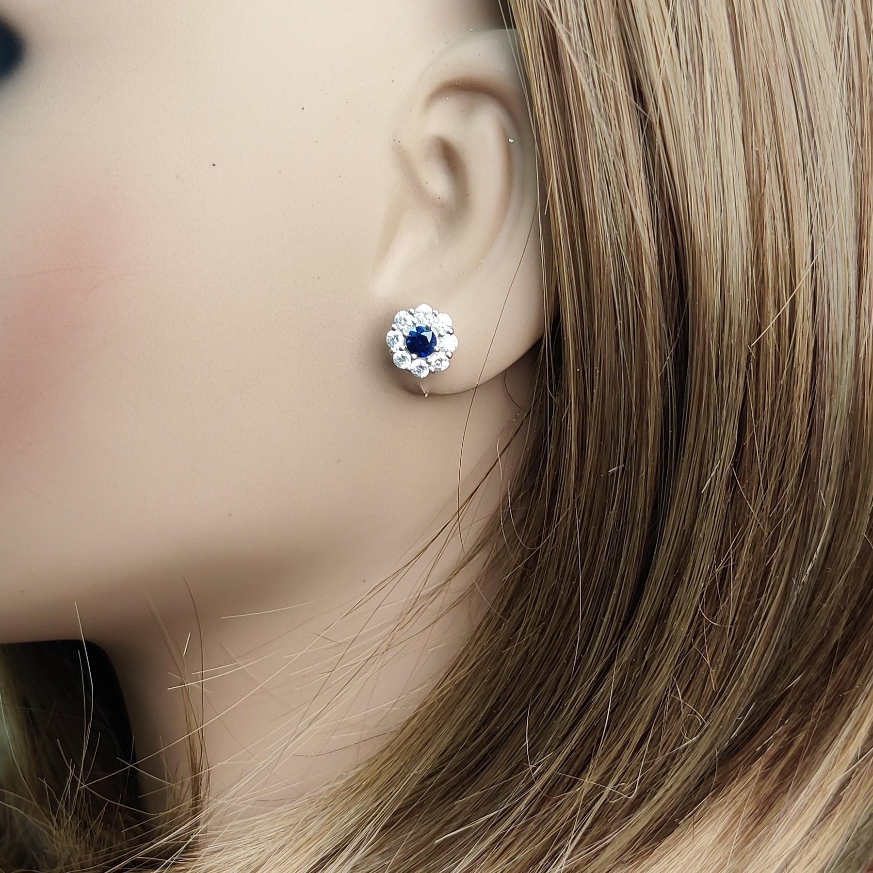Orecchini con zaffiro rotondo blu naturale e diamante da 1.73 carati TW in oro In condizioni Nuovo in vendita a New York, NY