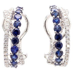 Orecchini a cerchio in oro con zaffiro tondo blu naturale e diamante da 1.76 carati TW