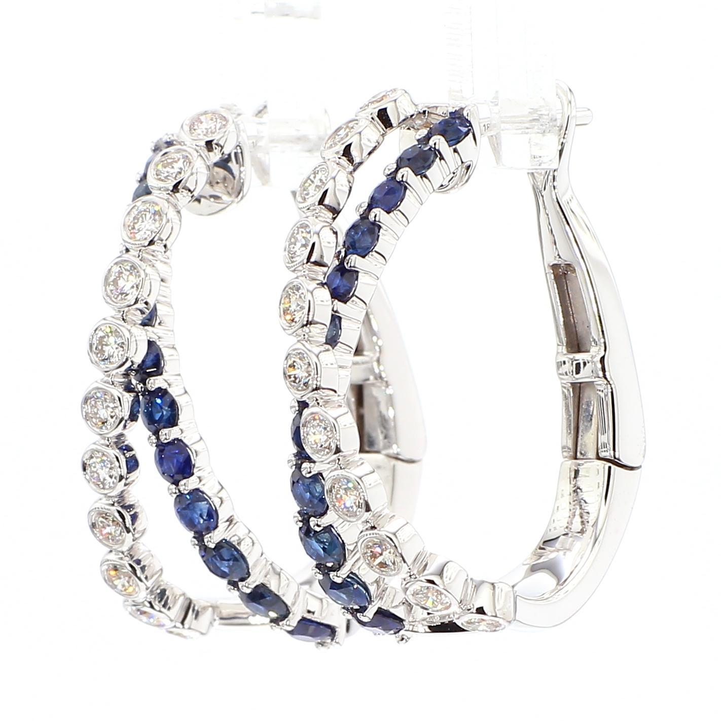 Les boucles d'oreilles classiques en saphir de Raregemworld. Monté dans une belle monture en or blanc 18K avec des saphirs bleus de taille ronde naturelle complétés par une mêlée de diamants blancs de taille ronde naturelle. Ces boucles d'oreilles