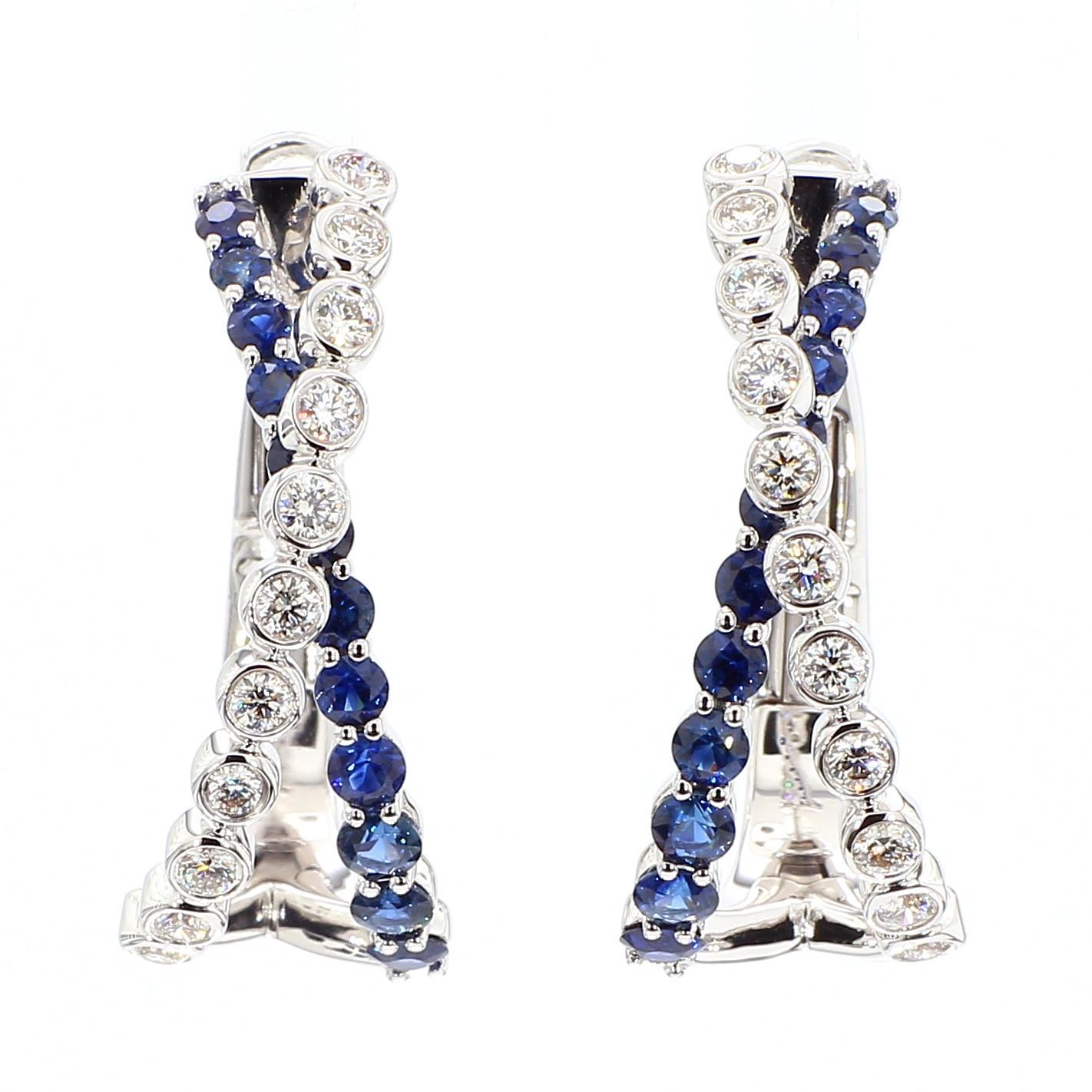 Contemporain Créoles en or avec saphirs ronds bleus naturels et diamants de 2.01 carats poids total en vente