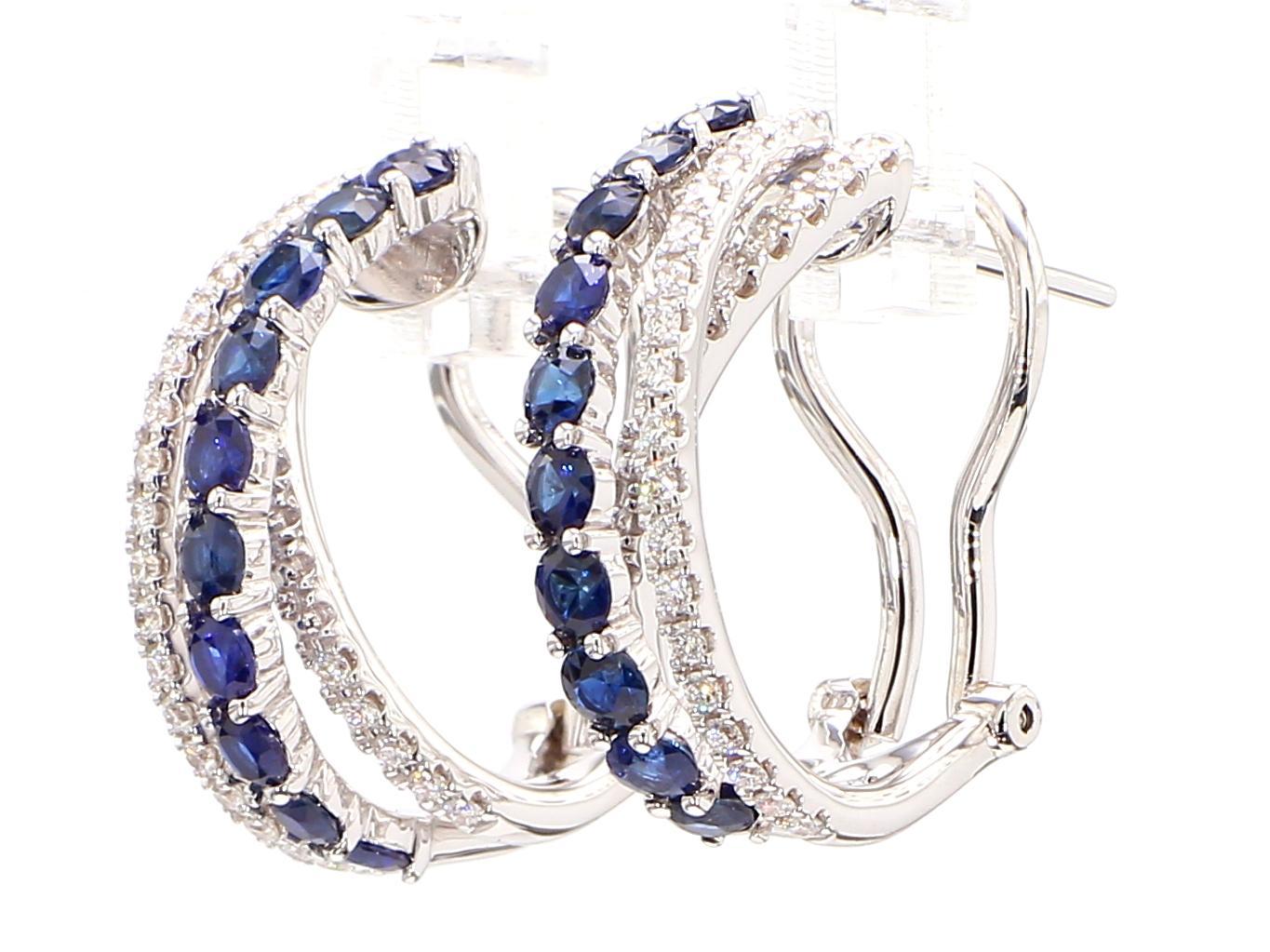 Les boucles d'oreilles classiques en saphir de Raregemworld. Monté dans une belle monture en or blanc 18K avec des saphirs bleus de taille ronde naturelle complétés par une mêlée de diamants blancs de taille ronde naturelle. Ces boucles d'oreilles