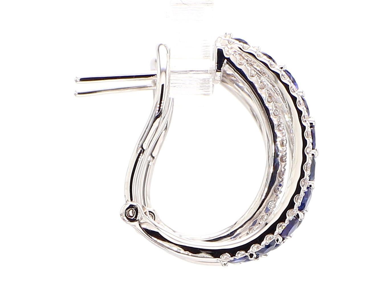 Contemporain Créoles en or avec saphirs ronds bleus naturels et diamants de 2,13 carats poids total en vente