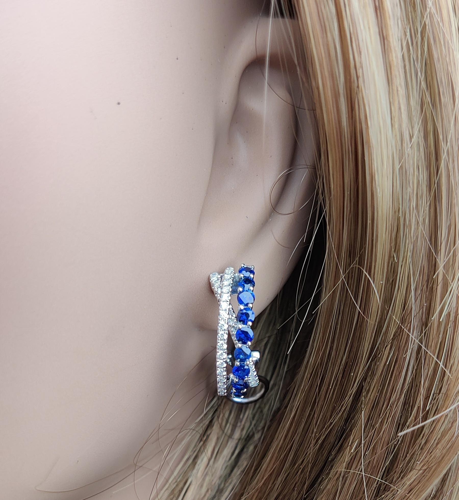 Créoles en or avec saphirs ronds bleus naturels et diamants de 2,13 carats poids total Neuf - En vente à New York, NY