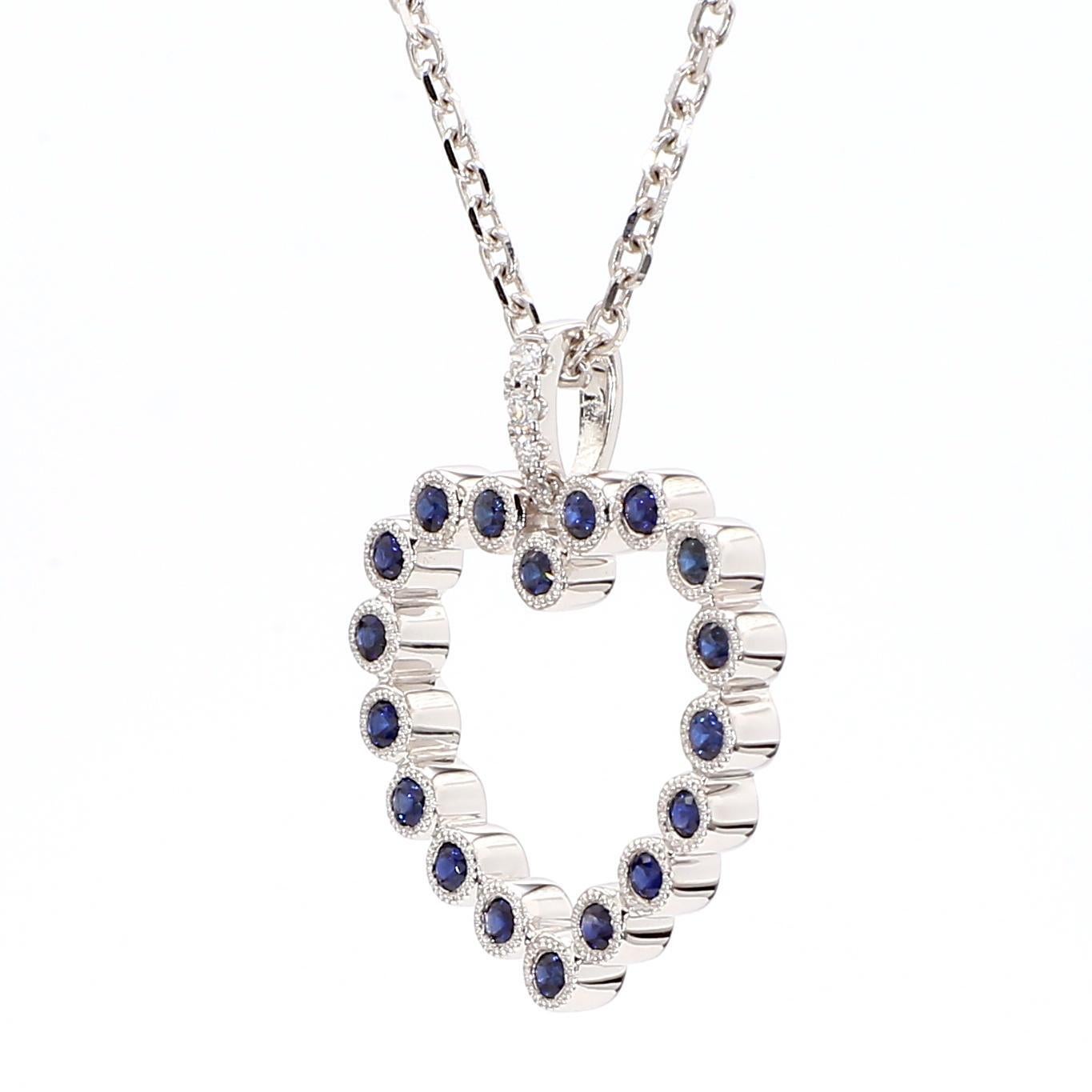 Il bellissimo ciondolo con zaffiro di RareGemworld. Montato in una splendida montatura in oro bianco 18 carati con zaffiri blu naturali a taglio rotondo, completati da una mischia di diamanti bianchi naturali a taglio rotondo. Questo ciondolo è