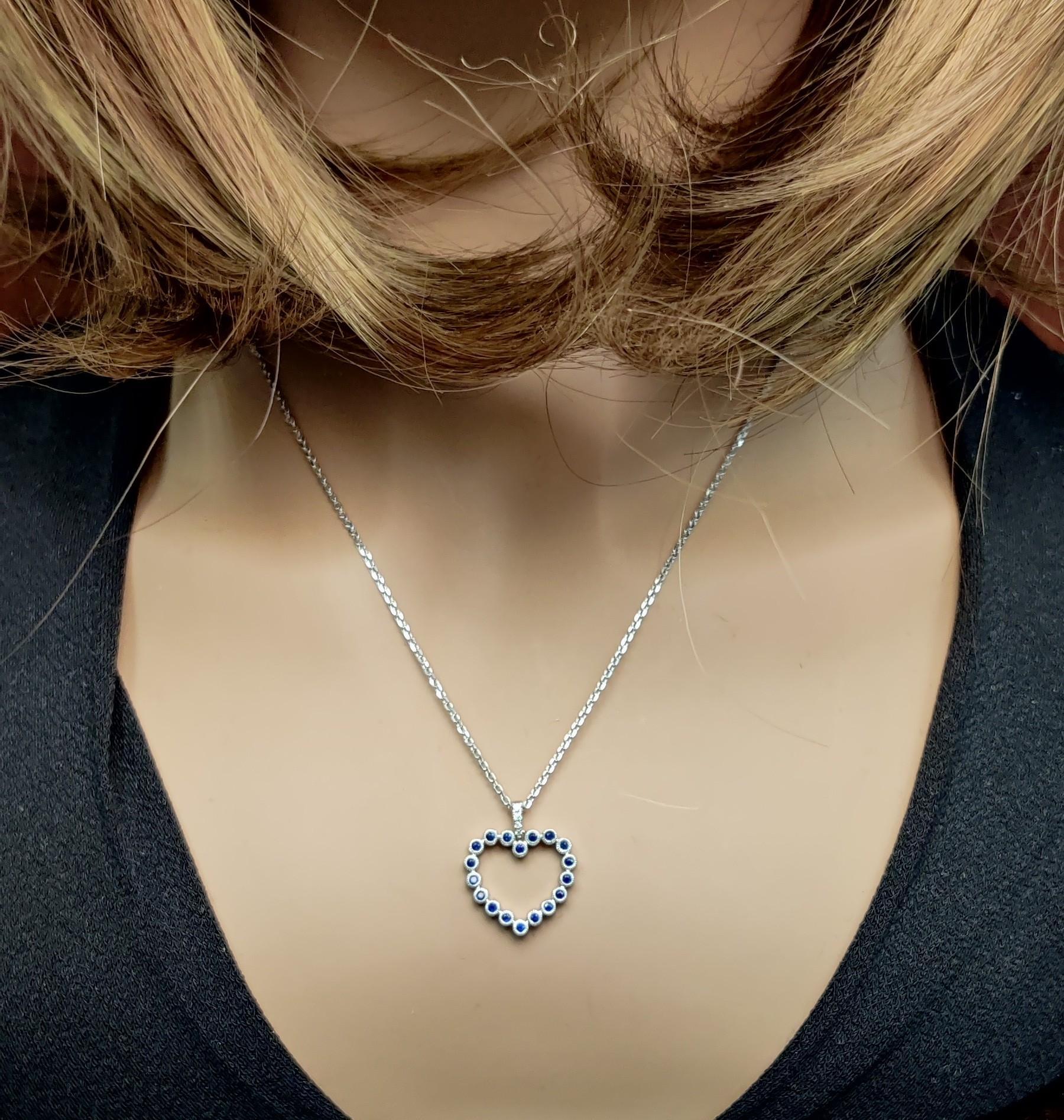 Ciondolo a goccia in oro con zaffiro rotondo blu naturale e diamante bianco da 0.37 carati TW In condizioni Nuovo in vendita a New York, NY