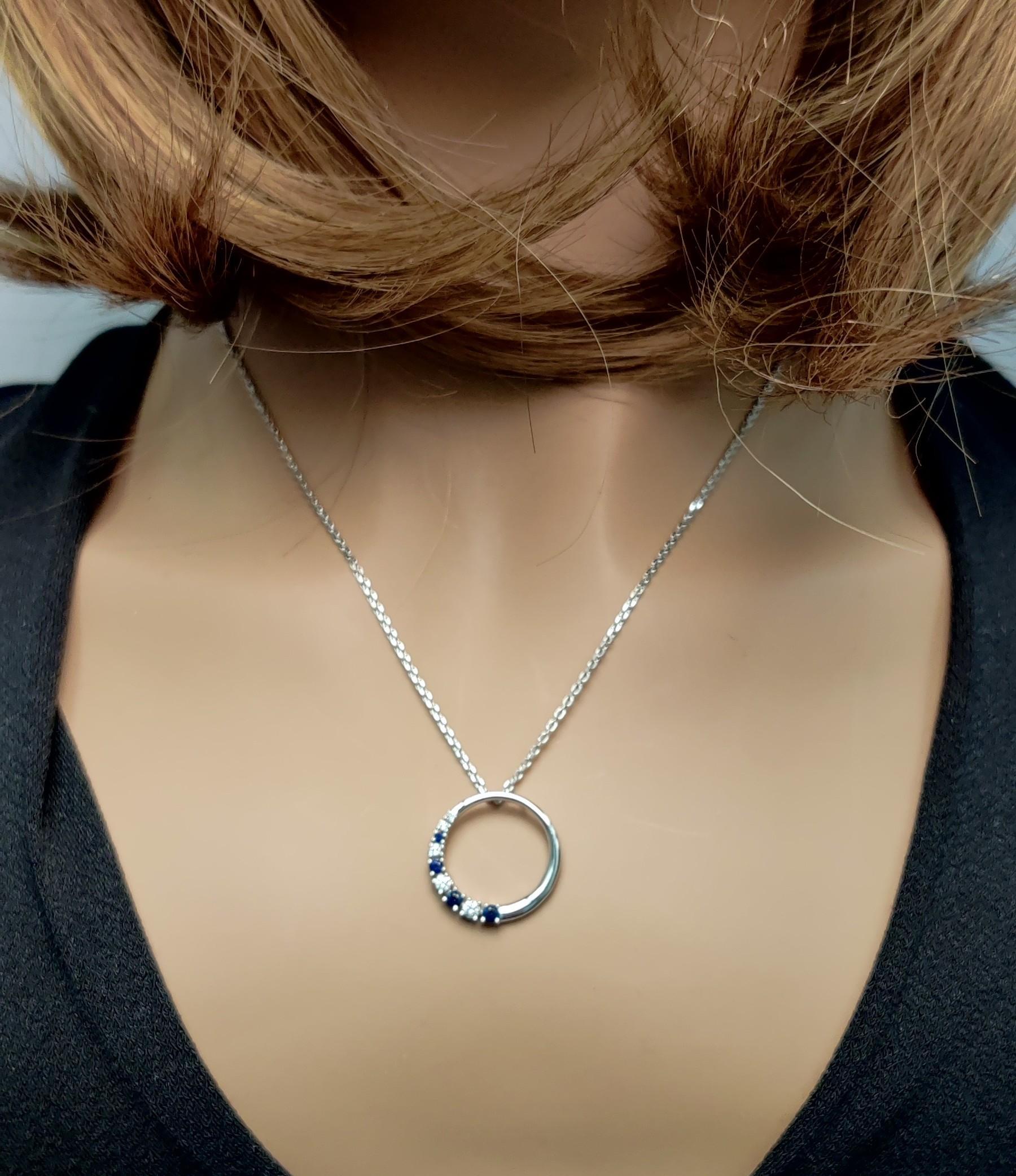 Natural Blue Round Sapphire and White Diamond 0.37 Carat TW White Gold Pendant Neuf - En vente à New York, NY