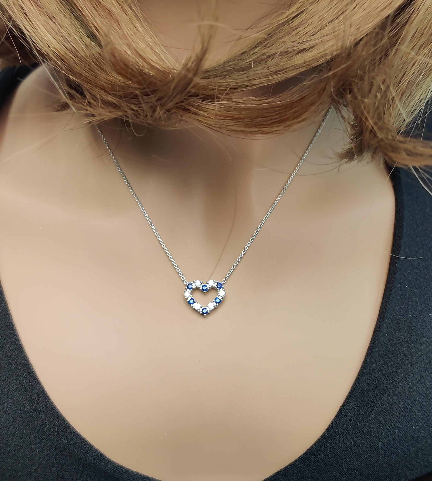 Natural Blue Round Sapphire and White Diamond 0.53 Carat TW White Gold Necklace In New Condition For Sale In New York, NY