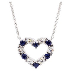 Collana in oro bianco con zaffiro tondo blu naturale e diamante bianco da 0.53 carati TW
