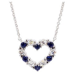 Collana in oro bianco con zaffiro tondo blu naturale e diamante bianco da 0.53 carati TW