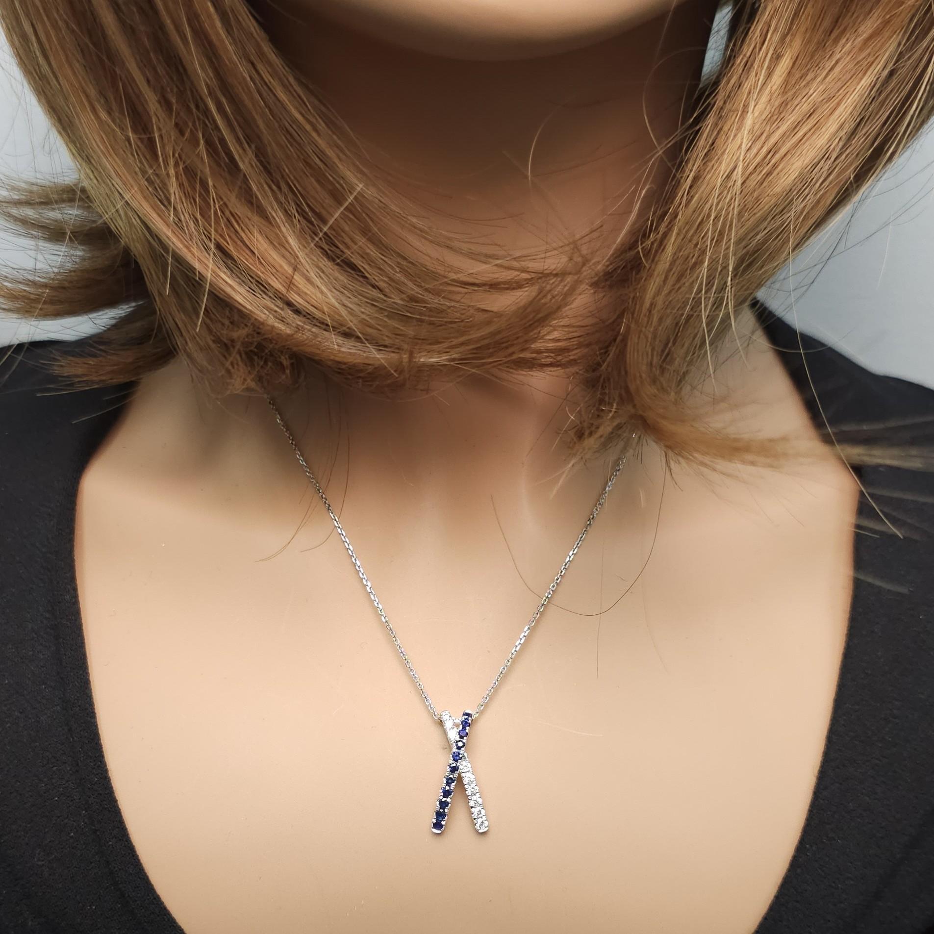 Natural Blue Round Sapphire and White Diamond 0.69 Carat TW Gold Drop Pendant In New Condition For Sale In New York, NY