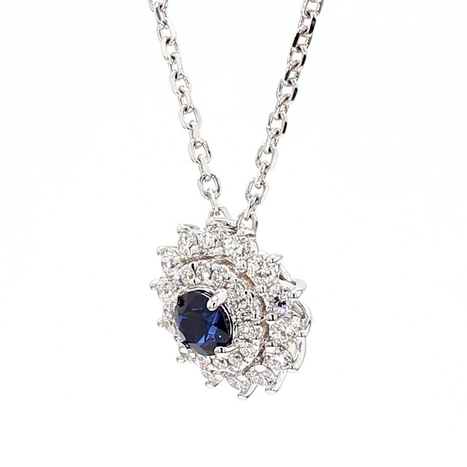 Le magnifique pendentif en saphir de Raregemworld. Monté dans une belle monture en or blanc 14 carats avec un saphir bleu de taille ronde naturelle complété par une mêlée de diamants blancs de taille ronde naturelle. Ce pendentif est garanti pour