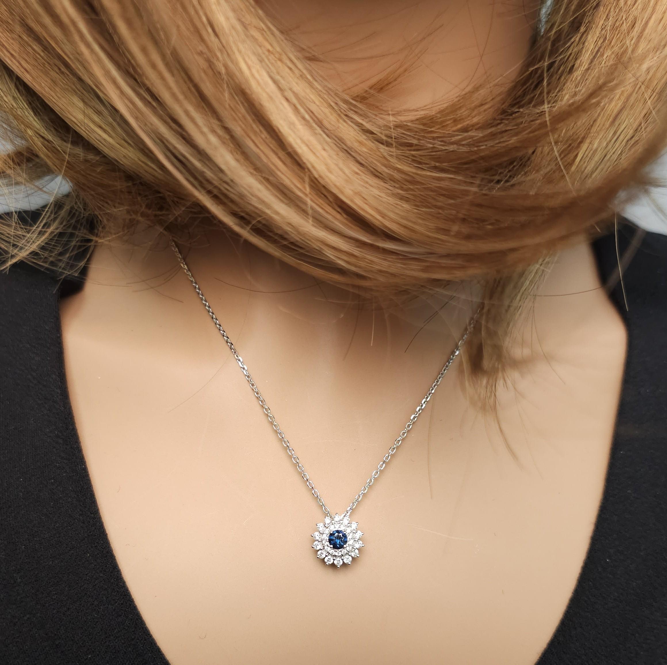 Pendentif en or de 0.72 carat poids total avec saphir rond bleu naturel et diamant blanc Neuf - En vente à New York, NY