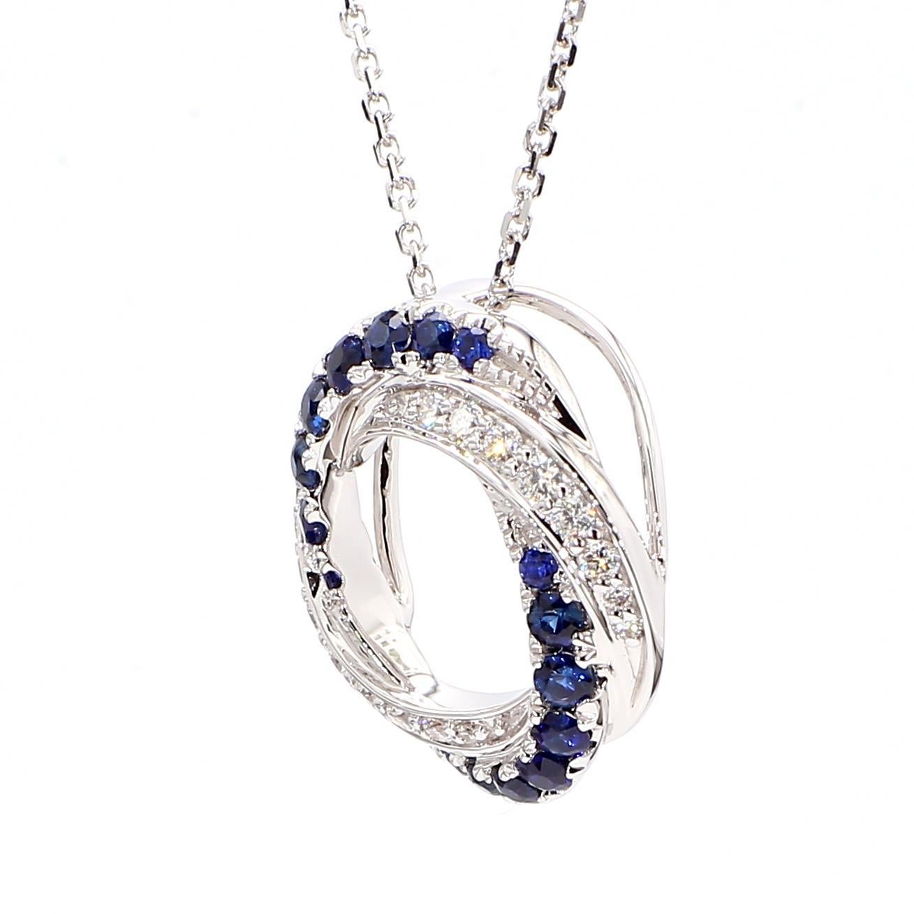 Le pendentif classique en saphir de Raregemworld. Monté dans une belle monture en or blanc 18K avec un saphir bleu de taille ronde naturelle complété par une mêlée de diamants blancs de taille ronde naturelle. Ce pendentif est garanti pour