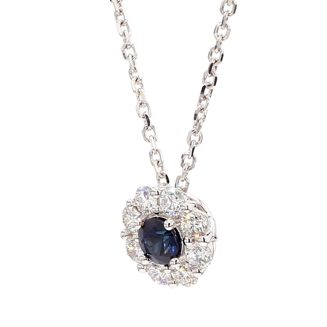 Le magnifique pendentif en saphir de Raregemworld. Monté dans une belle monture en or blanc 14 carats avec un saphir bleu de taille ronde naturelle complété par une mêlée de diamants blancs de taille ronde naturelle. Ce pendentif est garanti pour