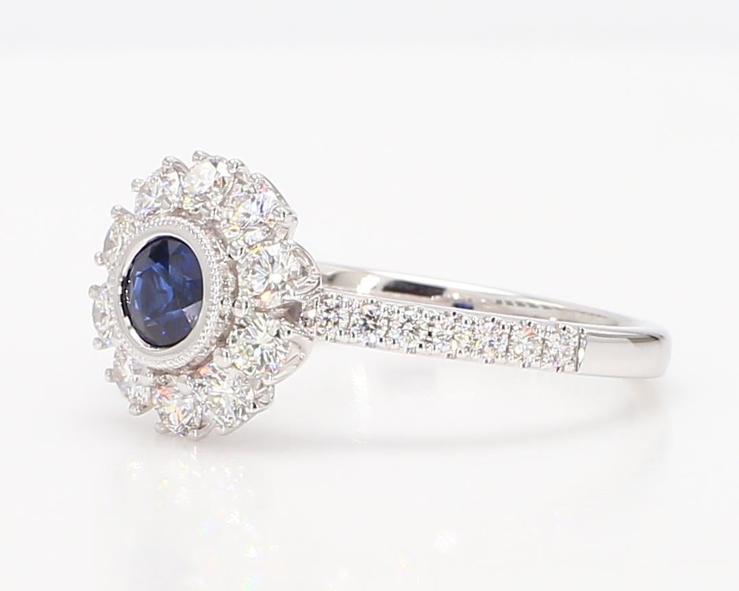 Der klassische Saphirring von RareGemWorld. Montiert in einer schönen 18K Weißgoldfassung mit einem natürlichen blauen Saphir im Rundschliff. Der Saphir ist von einem runden weißen Naturdiamanten umgeben. Dieser Ring wird Sie garantiert beeindrucken